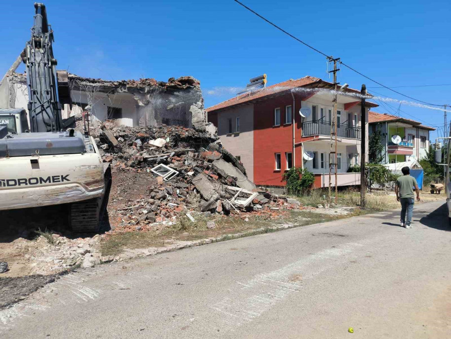 Doğanşehir'de ağır hasarlı binaların yıkımı sürüyor