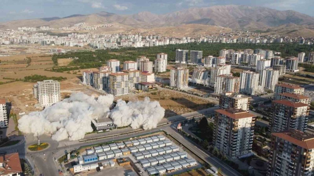 Malatya’da 350 Daire 7 Blok Patlayıcı İle Yıkıldı