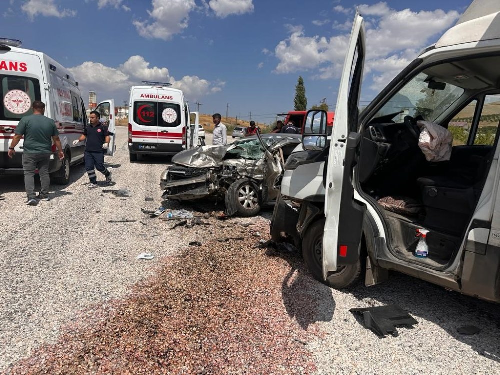 Malatya'da Kafa Kafaya Kaza: 4 Yaralı