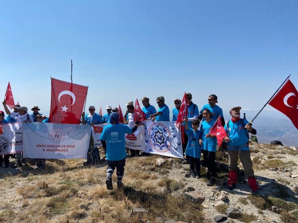 42 Sporcu Sivas Kongresi Anısına Yıldız Dağı’na Tırmandı