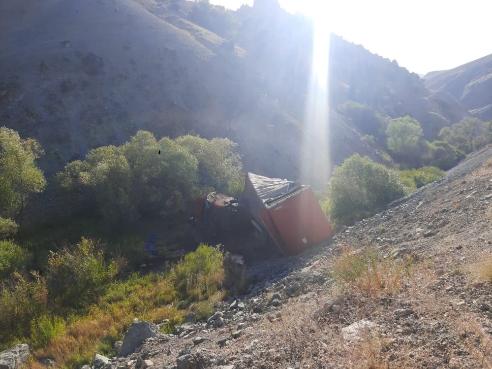 Erzincan’da Kontrolden Çıkan Tır Şarampole Yuvarlandı