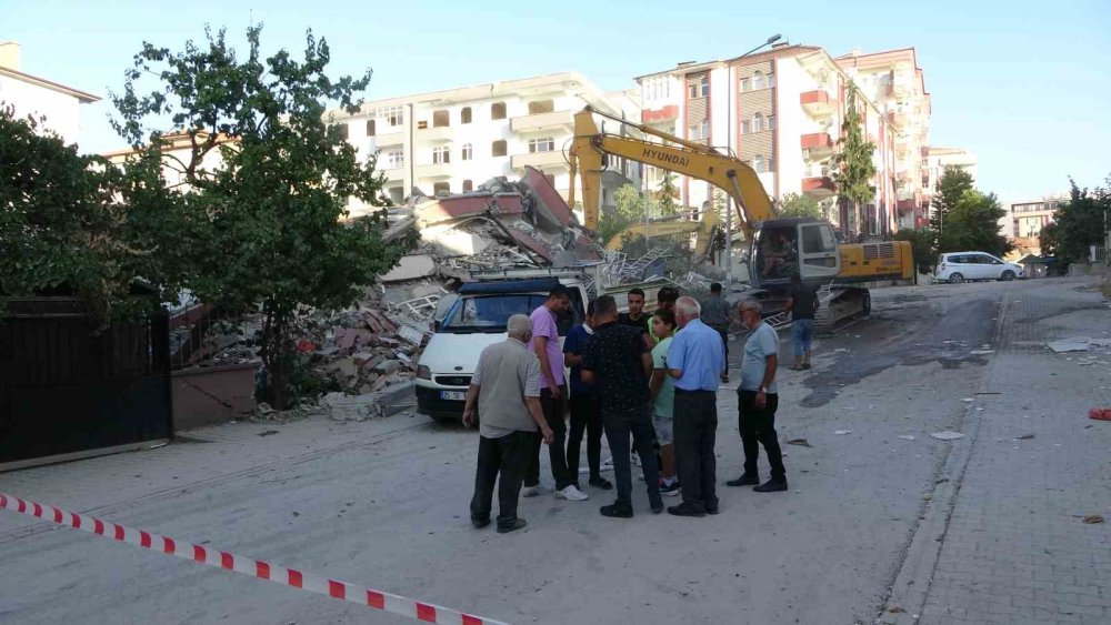 Malatya’da İş Makinesinin Üstüne Bina Çöktü