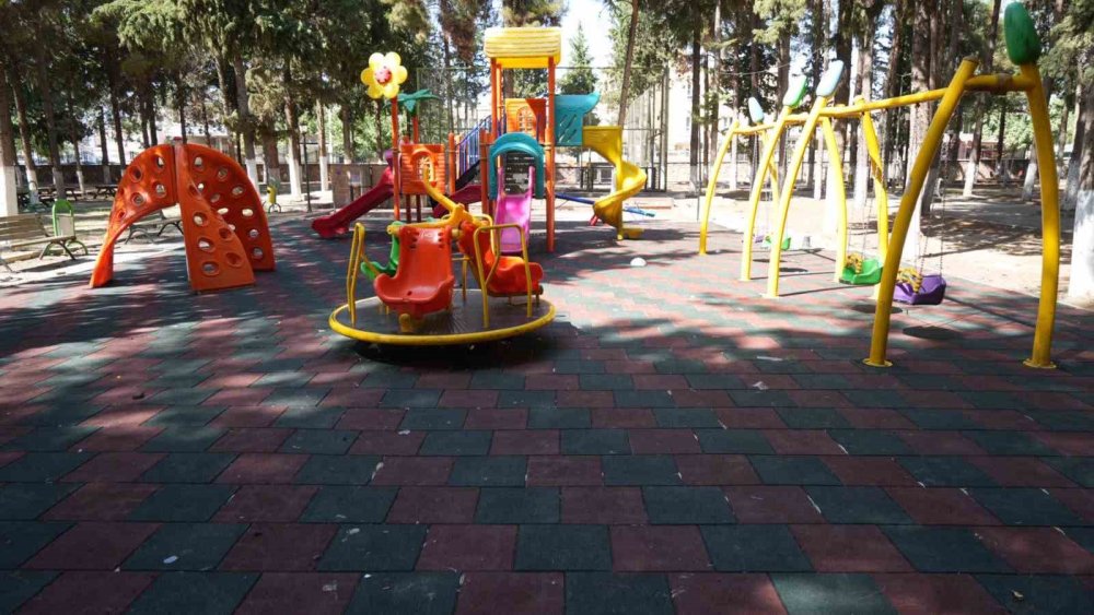 Şehir Merkezindeki Çocuk Parklarında Bakım Faaliyetleri Sürüyor