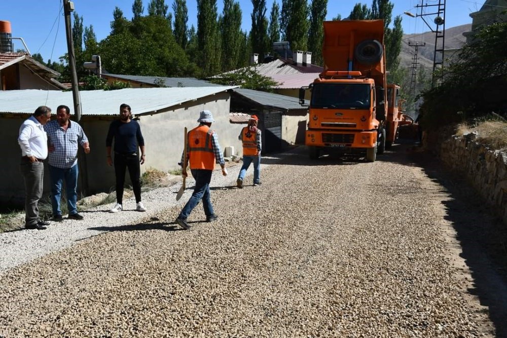 Gürün Yolları Teker Teker Yenileniyor