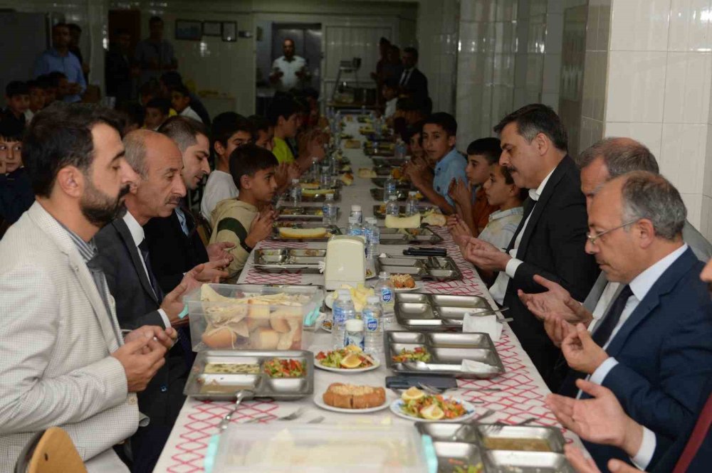 Vali Çiftçi Kur’an Kursu’nda Çocuklarla Yemekte Bir Araya geldi