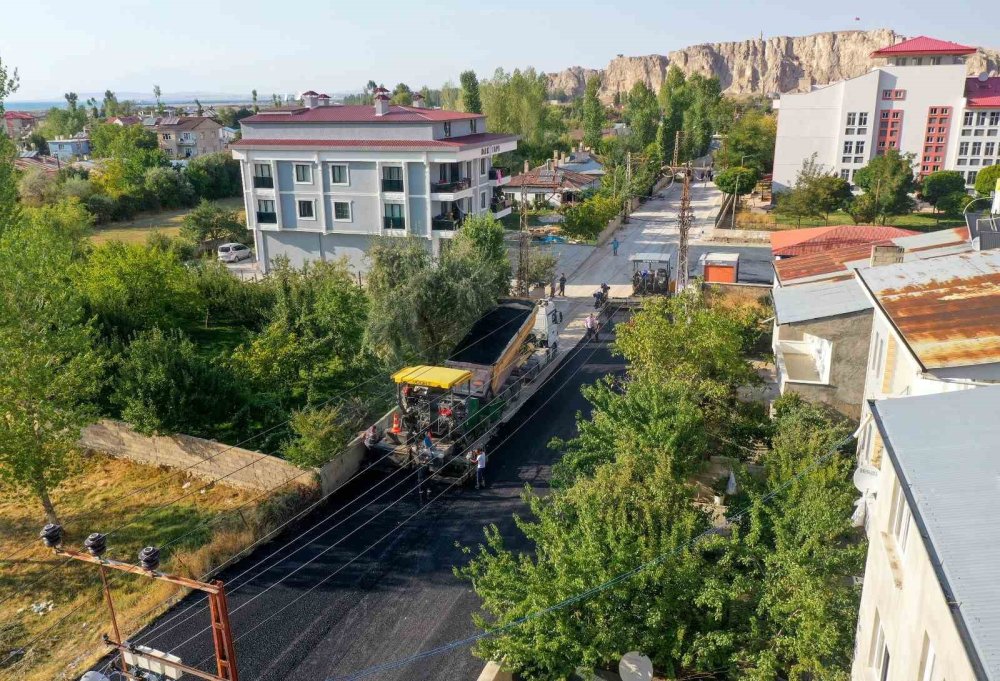 Edremit’te Asfalt Çalışmaları Devam Ediyor