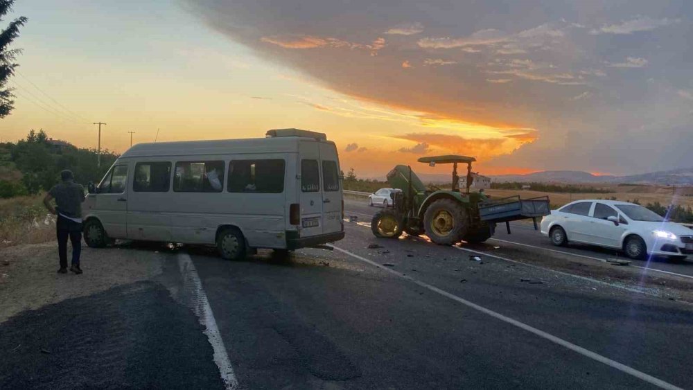 Minibüs İle Traktörün Karıştığı Kazada 5 Yaralı