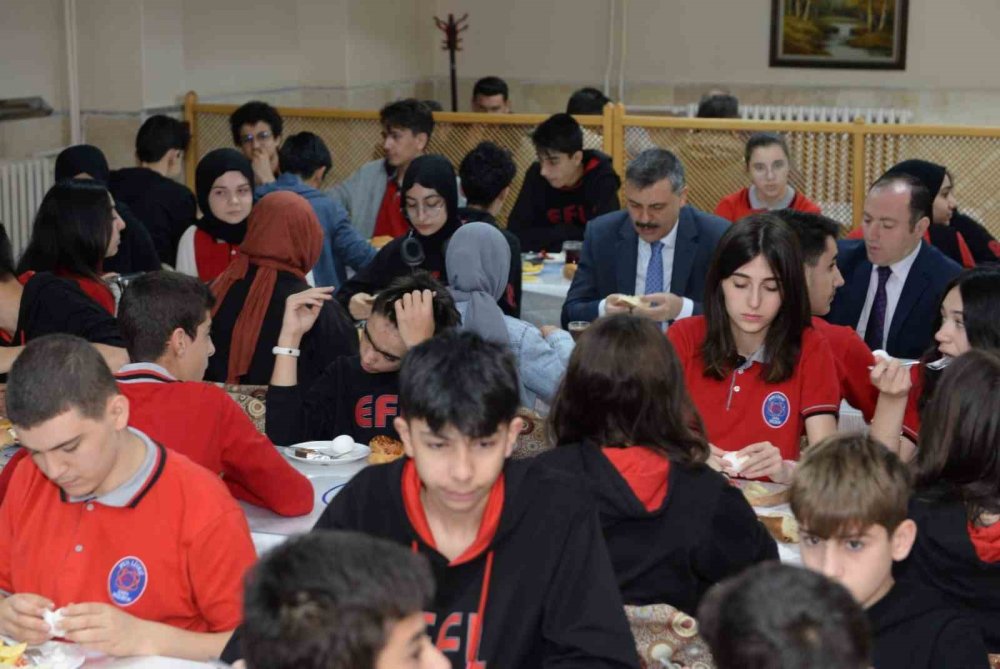 Vali Çiftçi Öğrencilerle Kahvaltıda Bir Araya Geldi