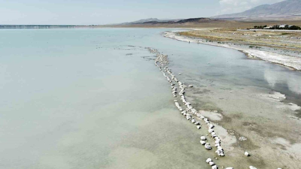Arin Gölü’nde Kuraklıktan Duvar Kalıntıları Ve Mikrobiyalitler Ortaya Çıktı