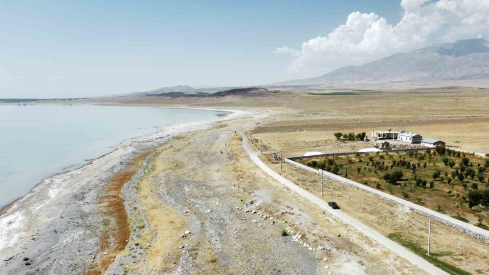 Arin Gölü’nde Kuraklıktan Duvar Kalıntıları Ve Mikrobiyalitler Ortaya Çıktı