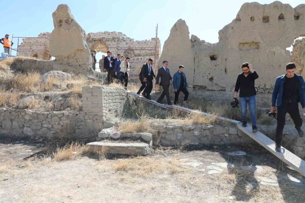 Kartal Yuvasına Benzeyen Hoşap Kalesi Turizme Açılıyor