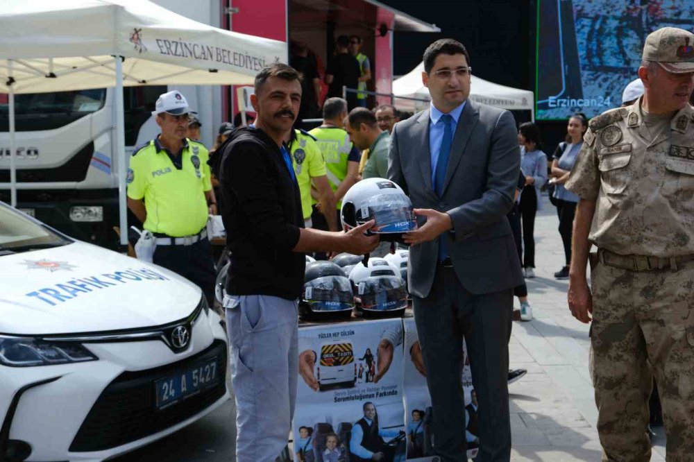 Trafik Cezası Bulunmayan Motosiklet Sürücülerine Kask Hediye