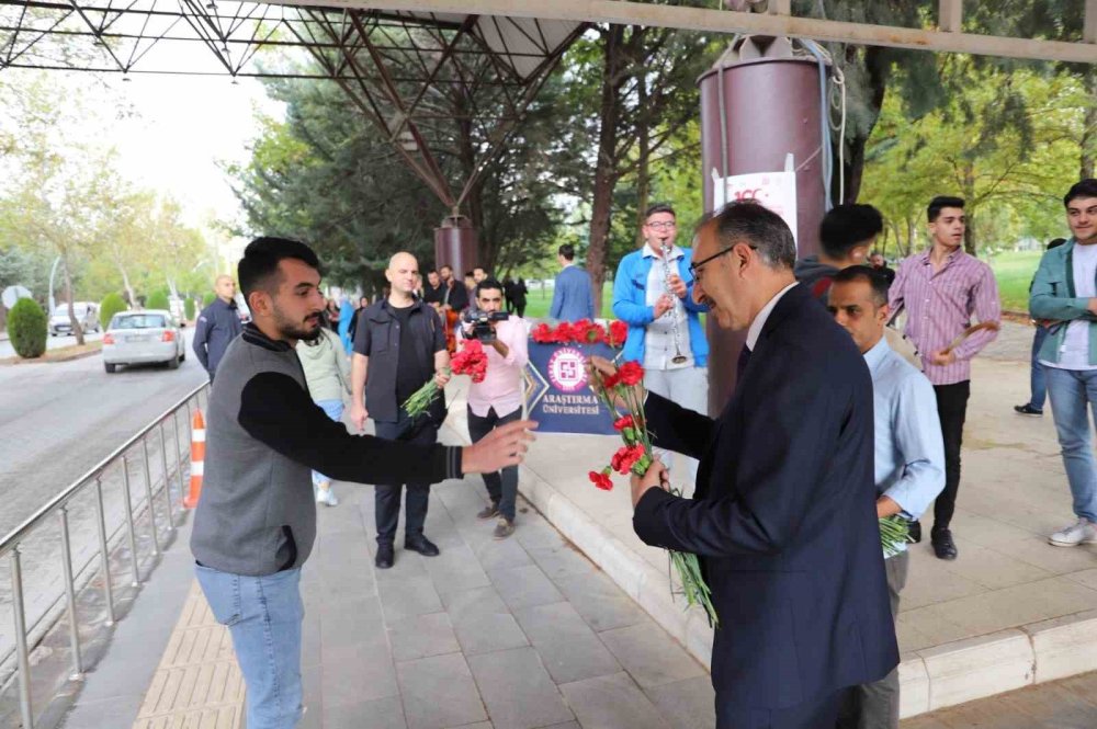 Fırat Üniversitesi Davul Ve Klarnetle Karşılama Yaptı