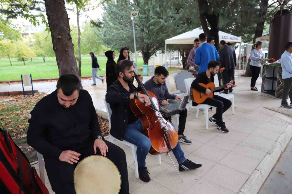 Fırat Üniversitesi Davul Ve Klarnetle Karşılama Yaptı