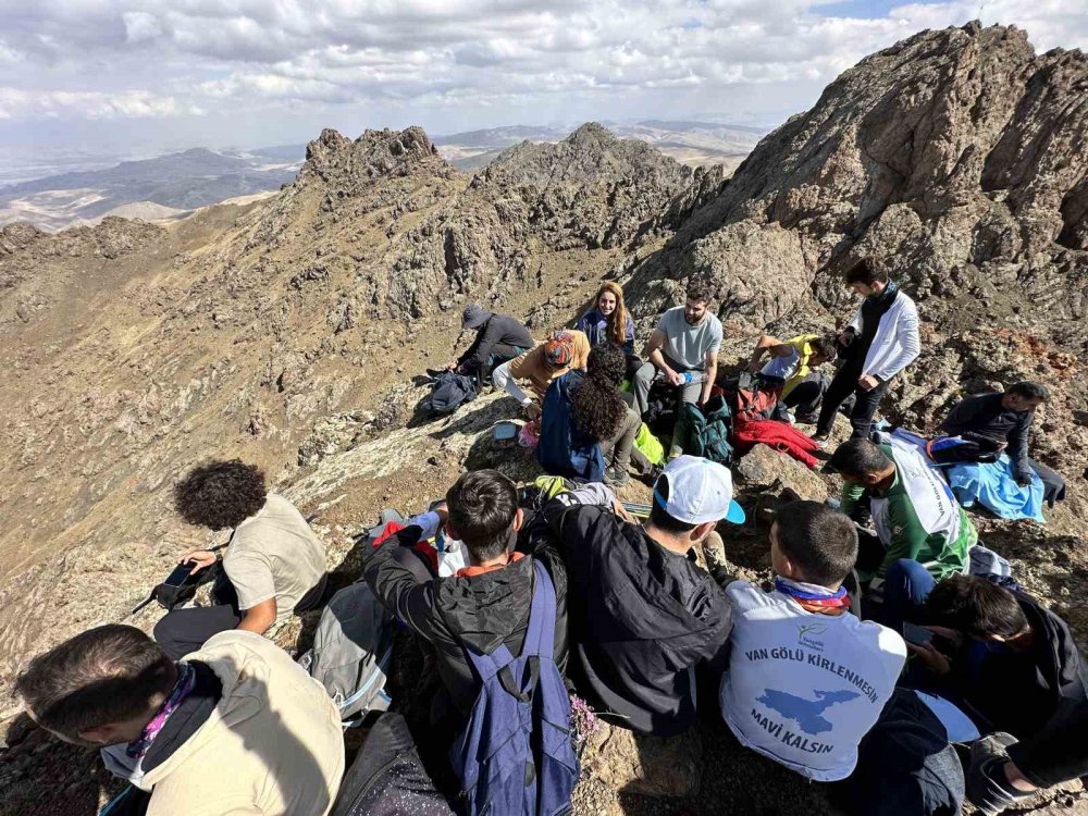 Van Gölü’nü İçin Erek Dağı’na Tırmandılar