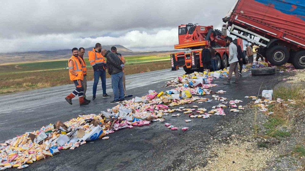 Yolda Tır Devrildi: Dorsedeki Sabunlar Ortalığa Saçıldı