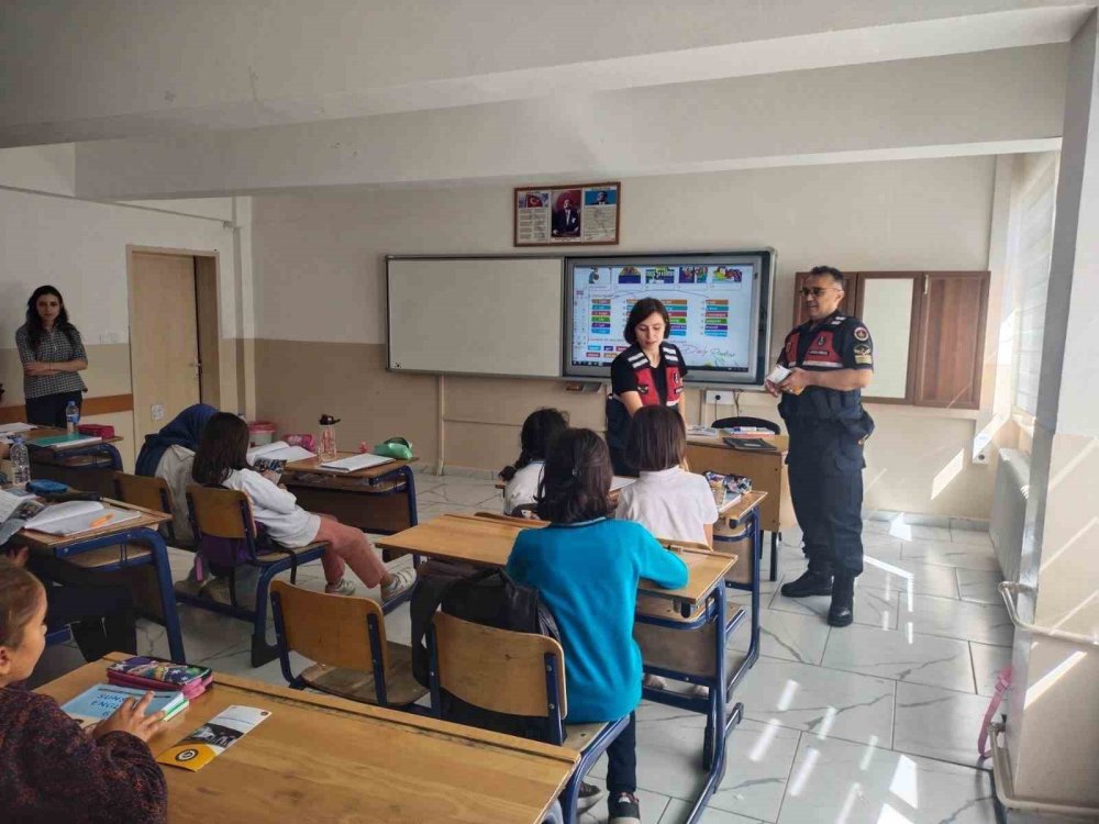 Jandarma Öğrencilere Hayvan Sevgisini Aşılıyor