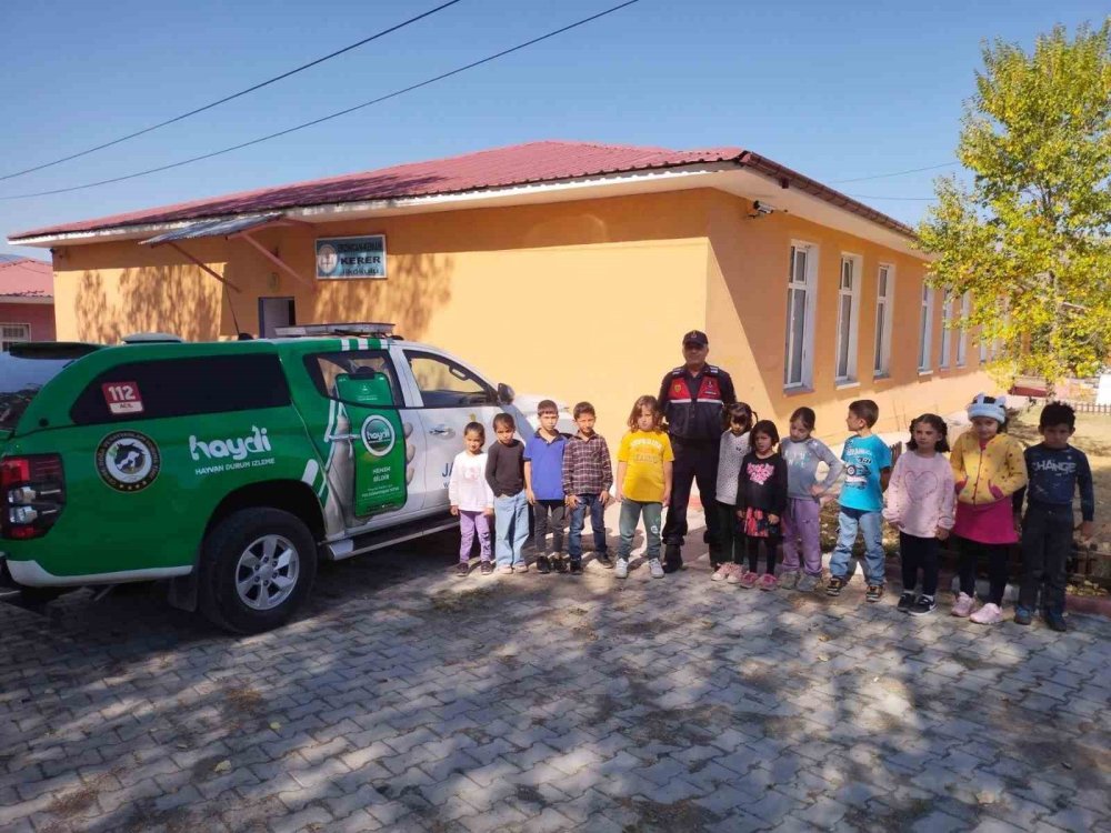 Jandarma Öğrencilere Hayvan Sevgisini Aşılıyor