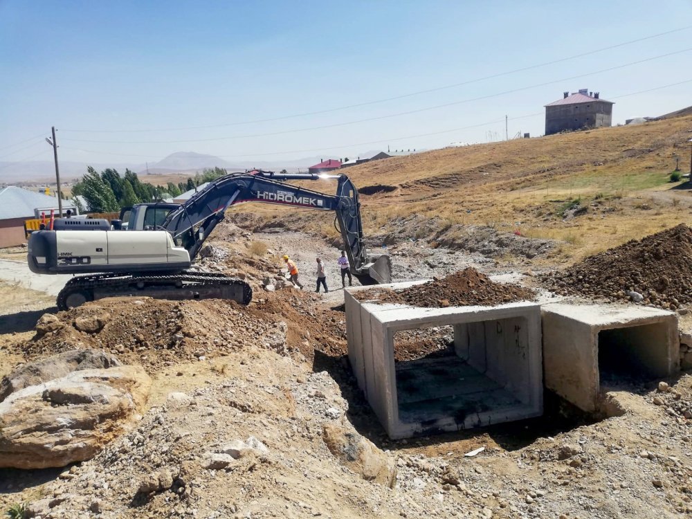 Van'da Yolların Altyapısını Güçlendiriyor