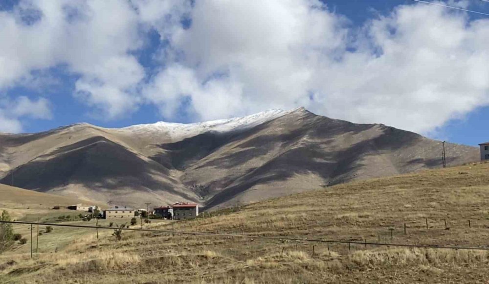 Tatvan’da Dağlar Kara Kavuştu