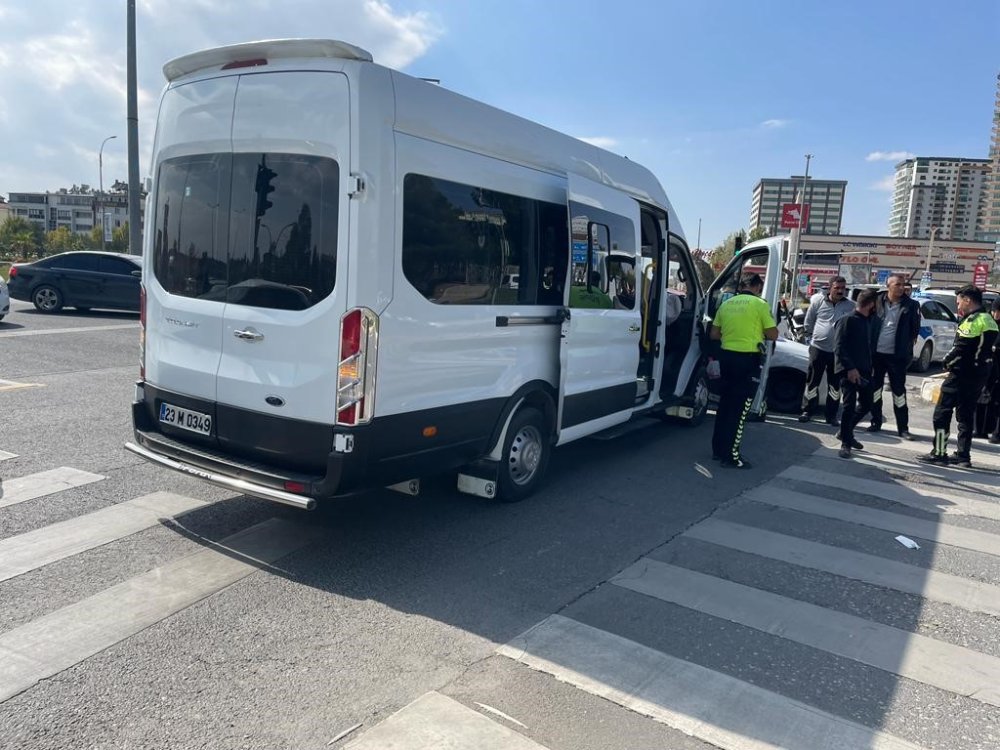 Elazığ’da Minibüs İle Otomobilin Çarpışması Sonucu 3 Yaralı