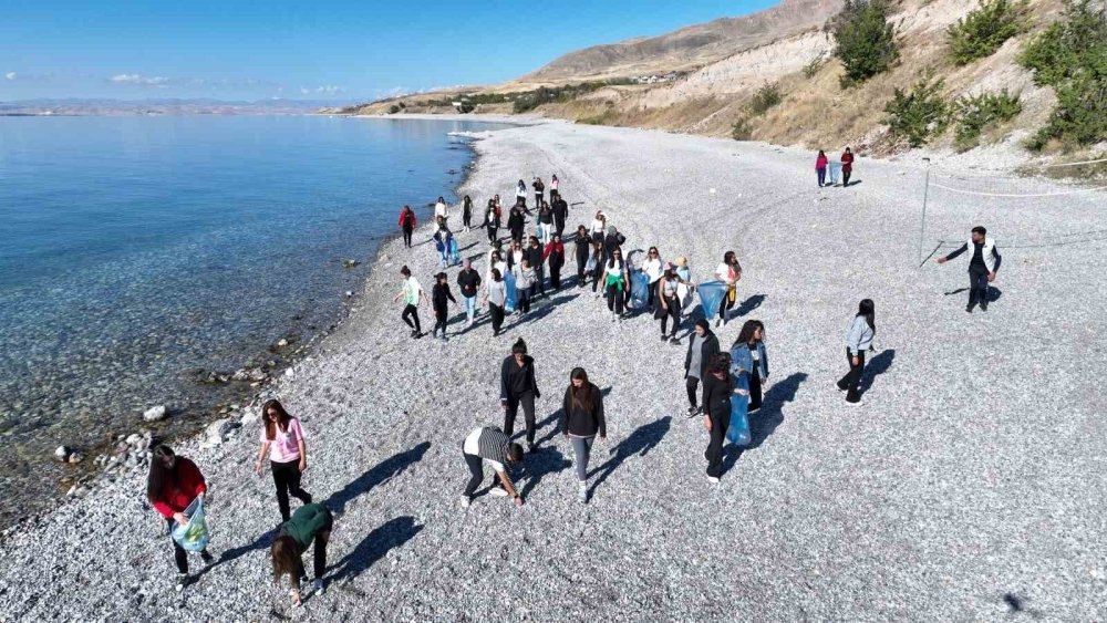 Van Gölü’nde Zumba Eşliğinde Temizlik