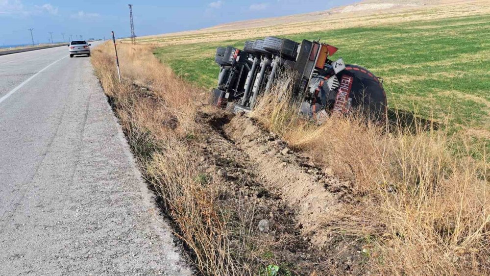 Asfalt Tankeri Şarampole Yuvarlandı