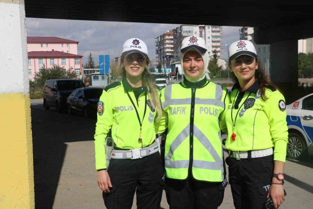 Halk Otobüsü Şoförleri Kadın Polislere Sürpriz Yaptı