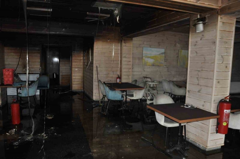 Kars’ta 2 Milyonluk Kütük Ev Kül Oldu