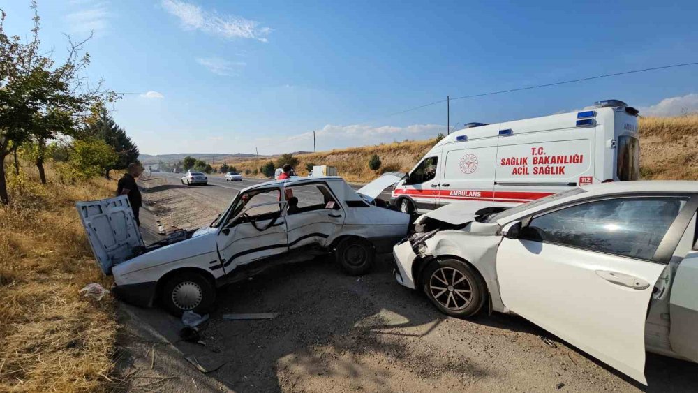 İki Otomobil Karıştığı Kazada: 4 Yaralı