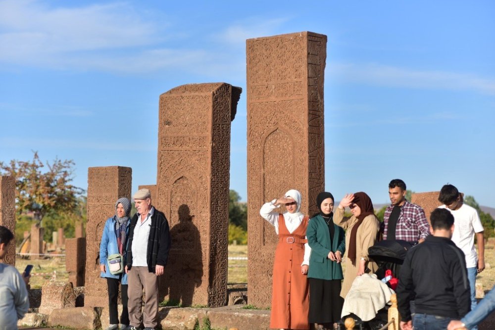 Ahlat Selçuklu Meydan Mezarlığı Akına Uğruyor