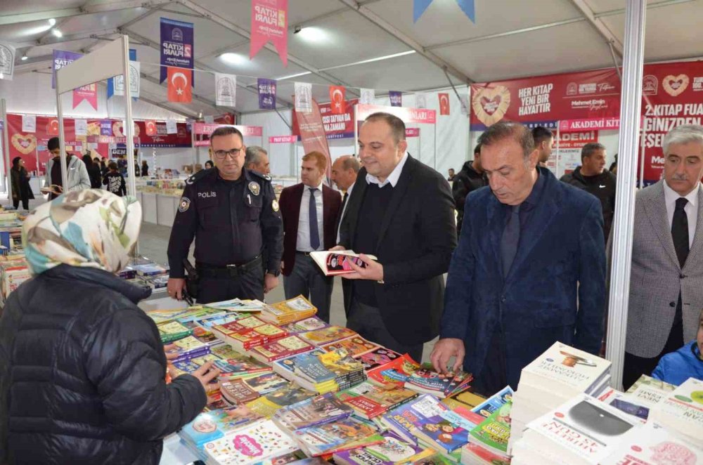 Tatvan Kaymakamı Demir Kitap Fuarı’nı Dolaştı