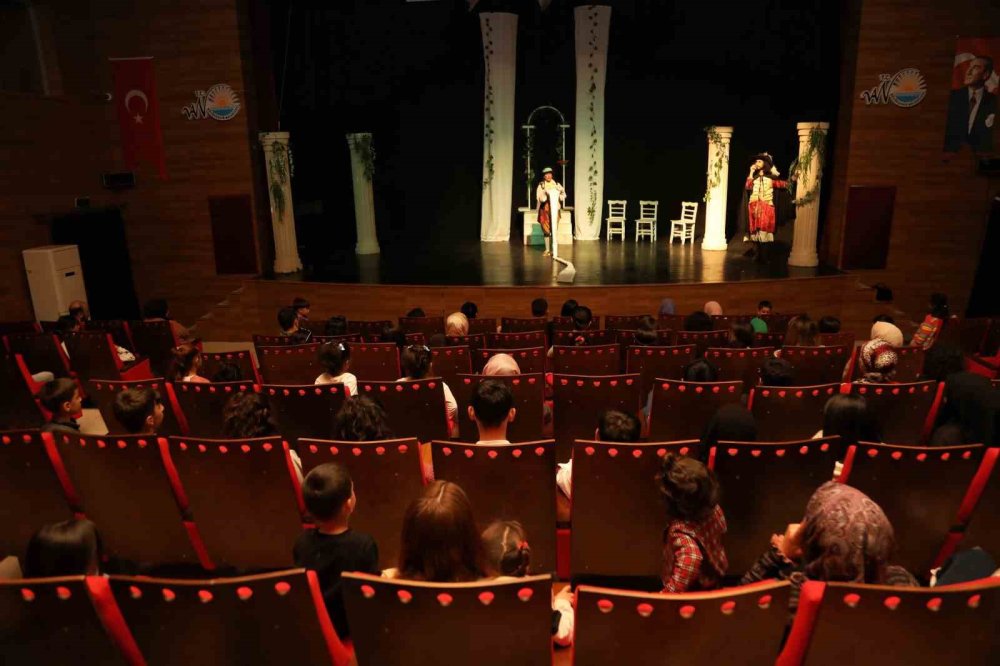 Van Büyükşehir Belediyesi Tiyatroya Önem Veriyor