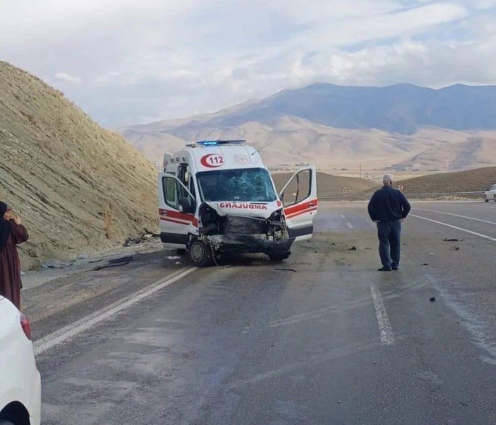 Evde Bakım Ambulansı Kontrolünü Kaybetti: 4 Yaralı