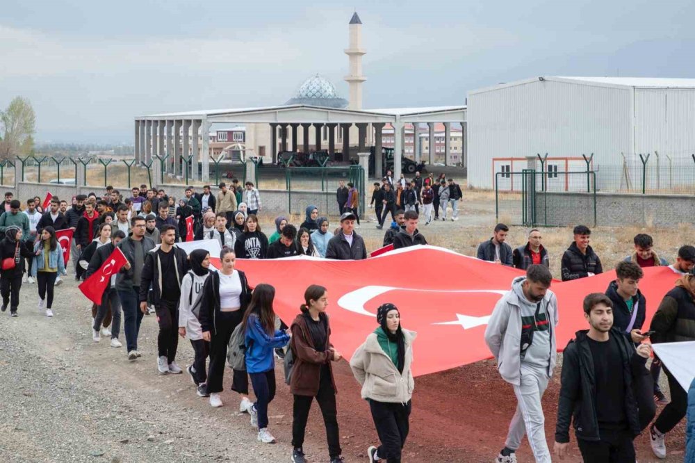 Ebyü’de Trekking Ve Bayrak Açma Etkinliği Yapıldı