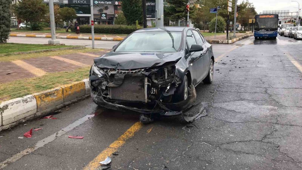 Polis Aracı İle Otomobil Kazası: 2 Polis Yaralandı