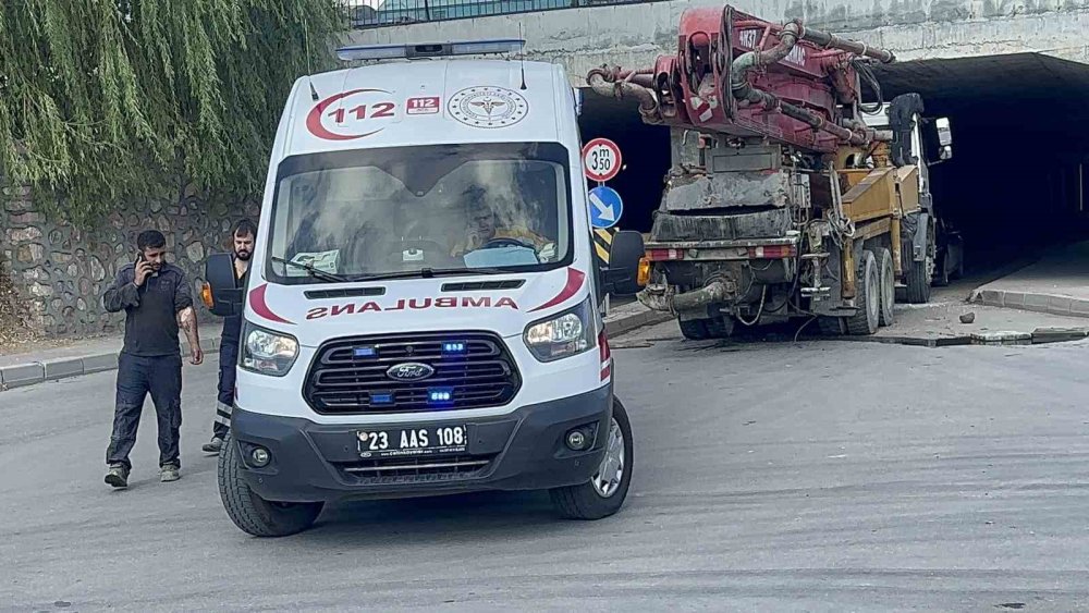 Beton Pompa Aracıyla Alt Geçide Daldı: 2 Yaralı