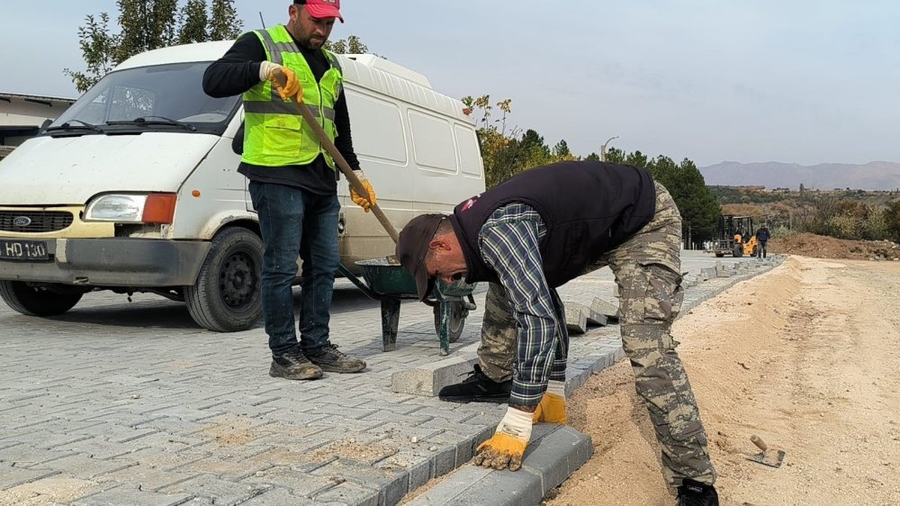 Doğanşehir Belediyesi Kilitli Parke Taşı Çalışmalarına Devam Ediyor