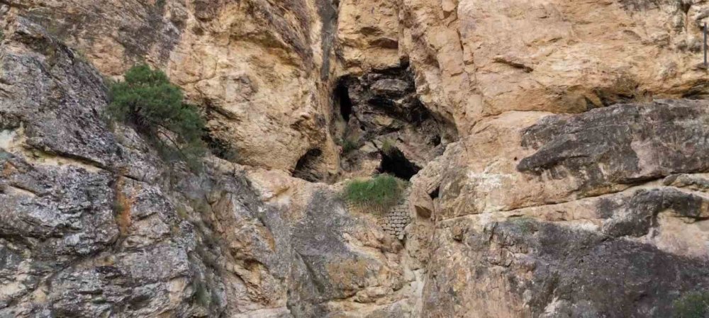 Keşfedilmeyi Bekleyen Gizemli Mağara