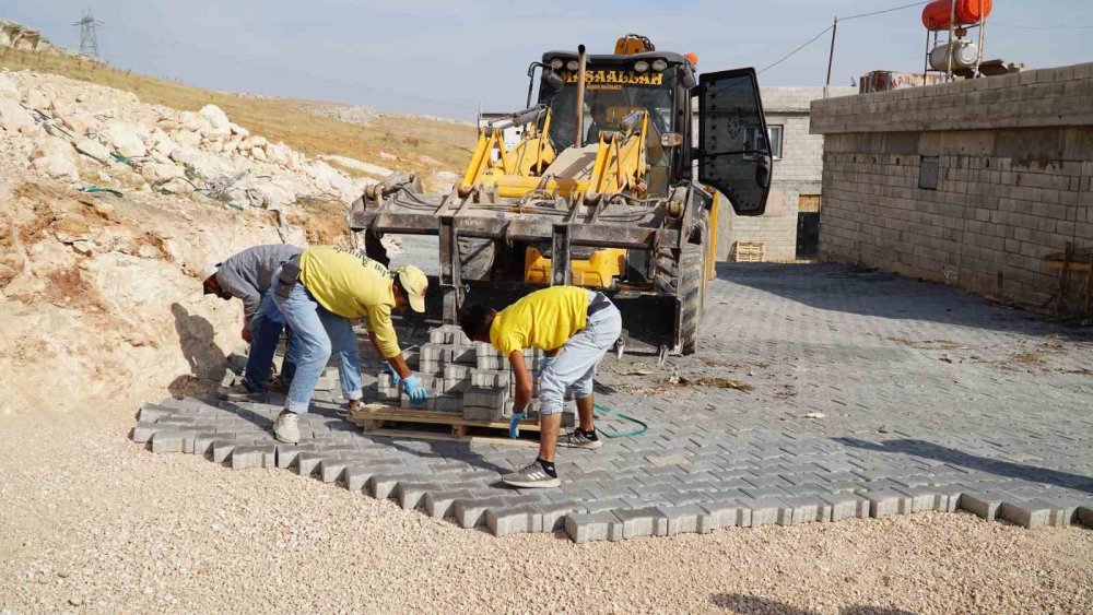 Yeni Yollara Kilitli Parke Taşı Döşeniyor