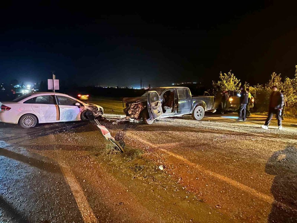 Üç Aracın Karıştığı Kazada Ölen Olmadı