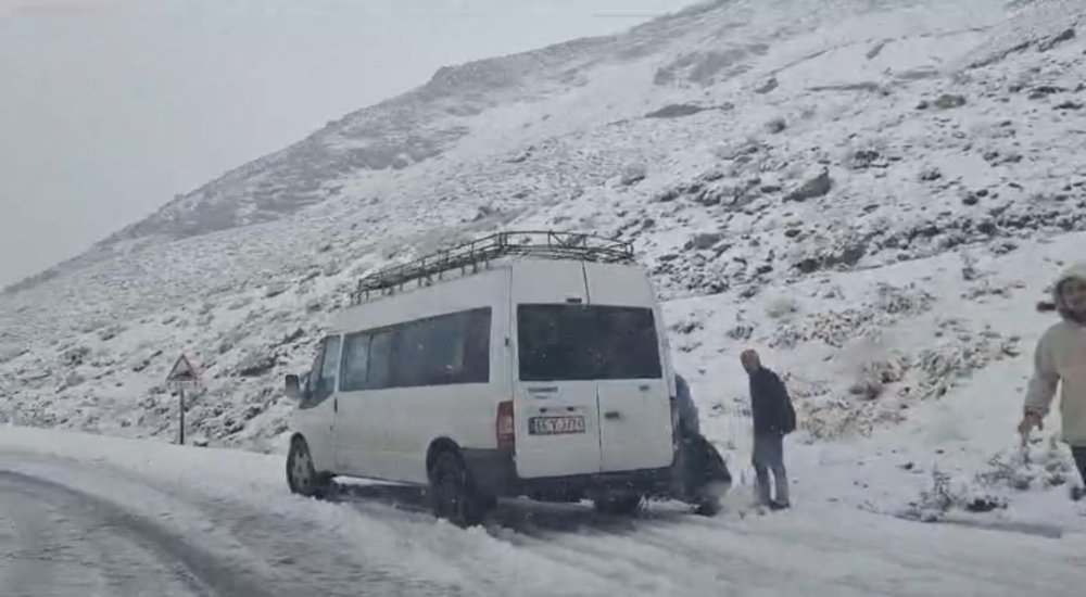 Karabet Geçidi’nde Kar Yağışı Trafiği Olumsuz Yönde Etkiledi