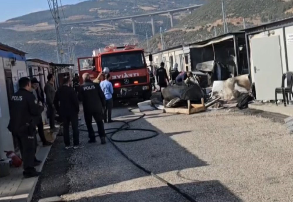 Konteyner Kentte Meydana Gelen Yangında 2 Konteyner Kül Oldu